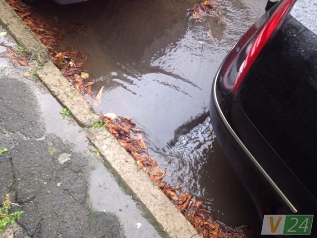 У Луцьку біля школи з-під землі б’є фонтан