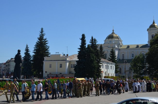 Як у Луцьку прощалися з Героєм Андрієм Єлістратовим. ФОТО