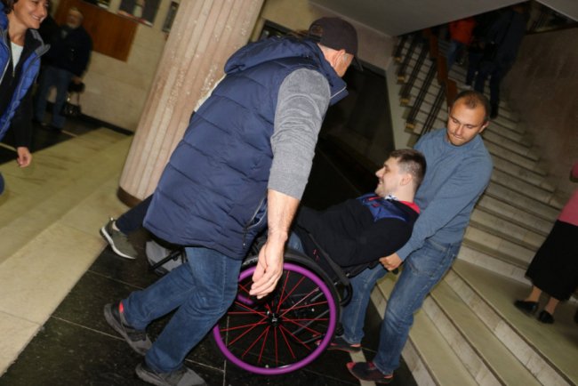 Без сторонньої допомоги ніяк: луцький  драмтеатр виявився непристосованим для людей на візках