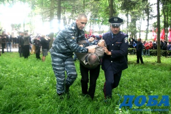 У Тернополі в День Перемоги «скрутили» свободівців. ФОТО. ВІДЕО