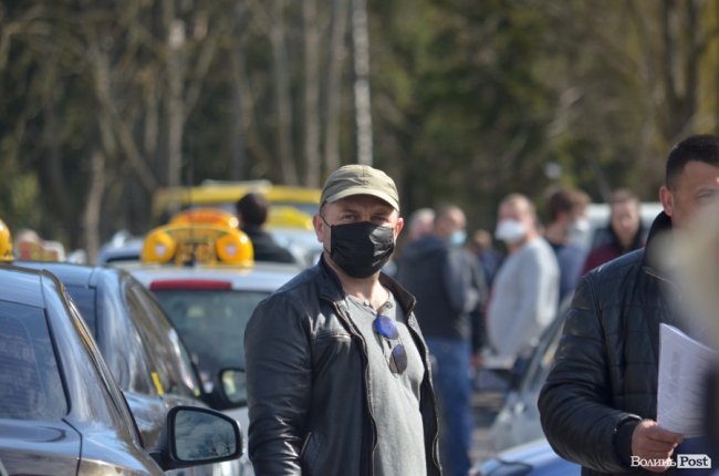 У Луцьку влаштували масову дезінфекцію таксі. ФОТО