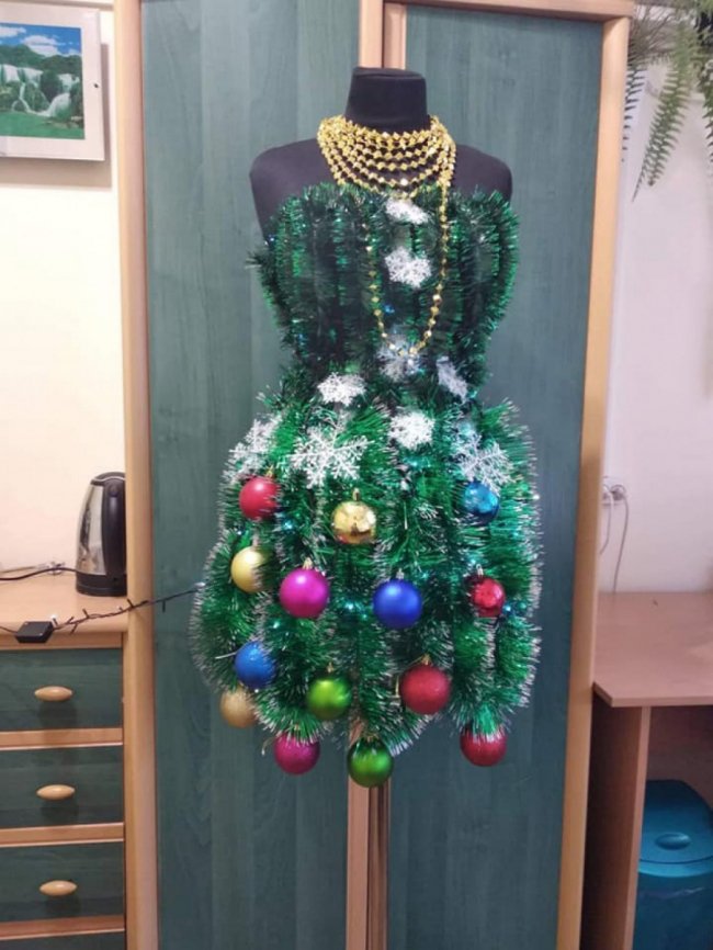 Волинянин створив сукню-ялинку. ФОТО