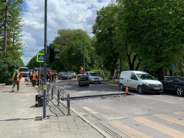 Біля входу в центральний парк Луцька демонтують «лежачих поліцейських»