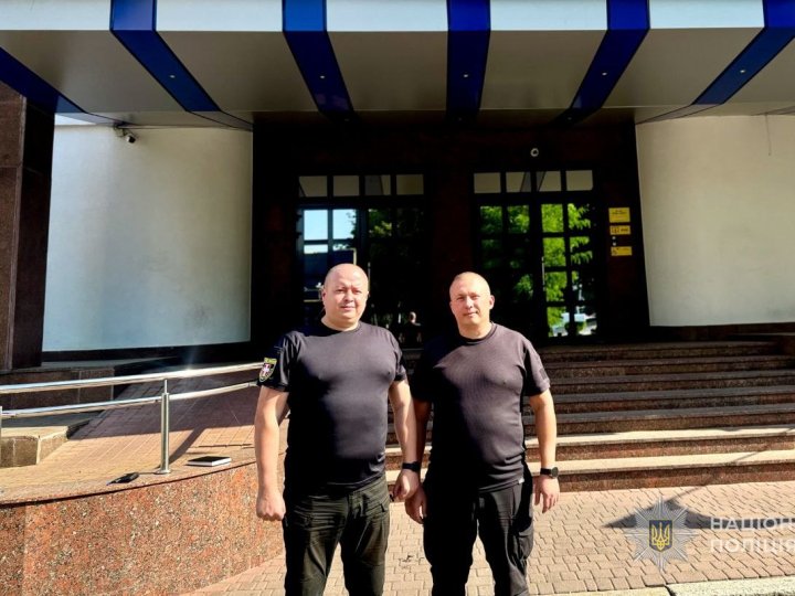 У Луцьку жінка впала біля маршрутки, з ноги почалась масивна кровотеча: поліцейські врятували їй життя