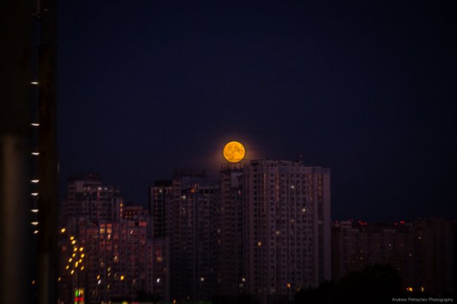 Молодий луцький фотограф поділився вражаючими світлинами вечірньої столиці 