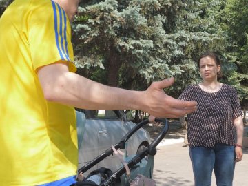 Пляшки з пивом «прилетіли» у дитячий візочок: у Луцьку – конфлікт з переселенцями. ВІДЕО