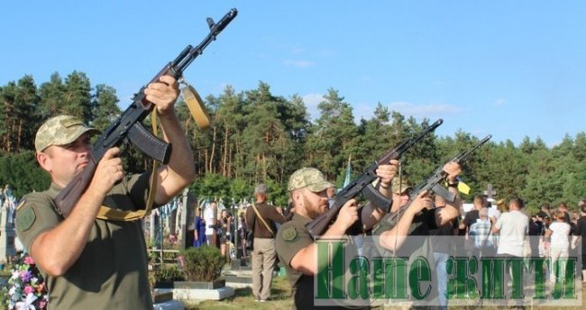 Батьки чекали понад рік результатів експертиз: на Волині попрощалися з Героєм Олегом Свинчуком. ФОТО