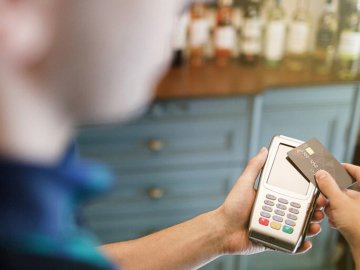 На Волині молодик підібрав загублену картку і розраховувався нею у магазинах