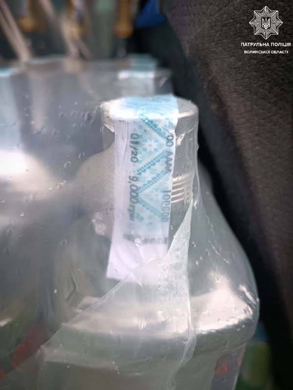 У Луцьку на блокпосту затримали водія, який незаконно перевозив 27 ящиків з алкоголем