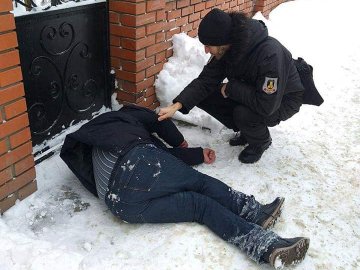 Чаркування втомило: у Луцьку п'янючий чоловік ліг спати посеред снігу. ФОТО
