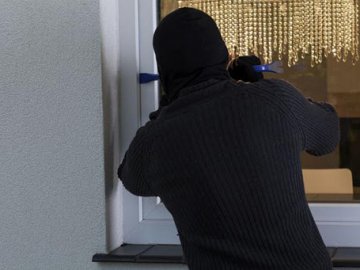 У Вінниці поранені сестри прогнали грабіжника, який вночі вдерся до їхнього будинку