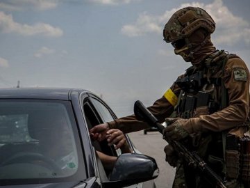 Чоловікам, яким дозволений виїзд з України, змінили терміни перебування за кордоном  