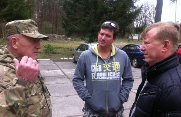 Австралійський волонтер смакував польовою кухнею з бійцями «Світязя»