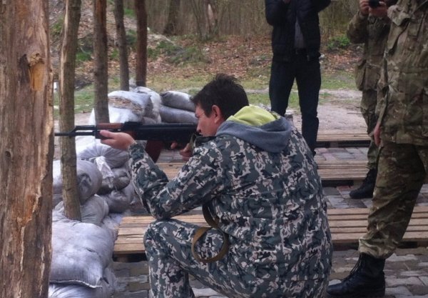 Австралійський волонтер смакував польовою кухнею з бійцями «Світязя»