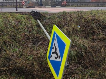 На трасі біля Луцька вандали пошкодили дорожні знаки