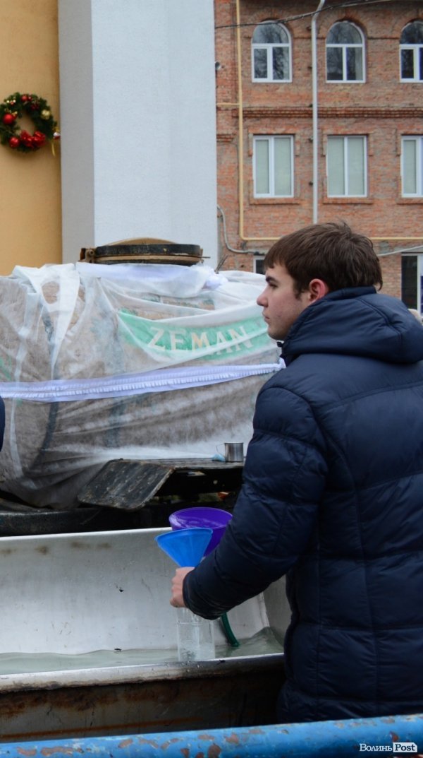 У центрі Луцька освятили воду. ФОТО