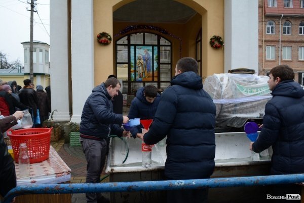 У центрі Луцька освятили воду. ФОТО