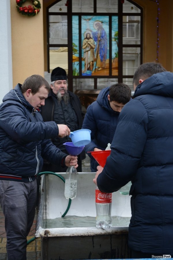 У центрі Луцька освятили воду. ФОТО