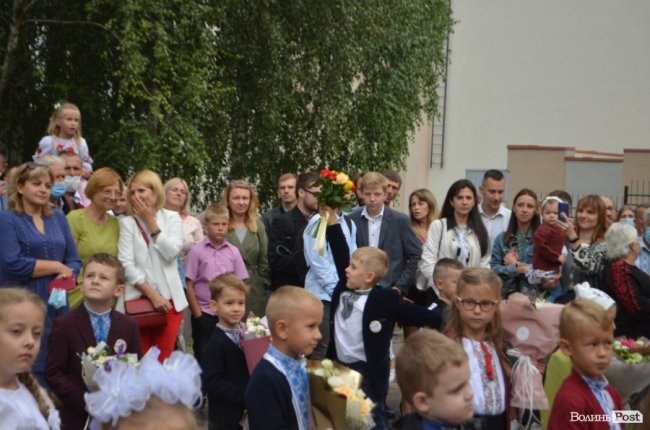 Як у луцькій школі №1 відзначали свято першого дзвоника. ФОТО 