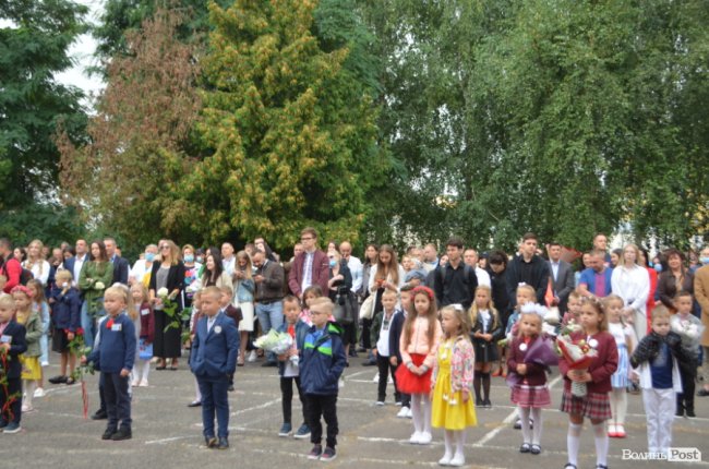 Як у луцькій школі №1 відзначали свято першого дзвоника. ФОТО 