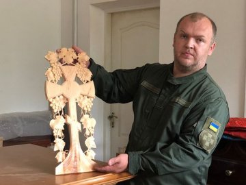 Волинський гвардієць виготовляє іконостаси, які прикрашають храми у США, Чехії та Італії. ФОТО