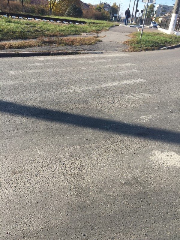 Ями та стерті переходи: лучанка просить взятись за впорядкування вулиці. ФОТО