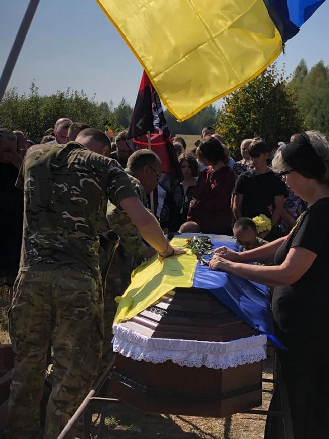 «На щиті» до рідного селища назавжди повернувся Герой з Волині Роман Нікітін