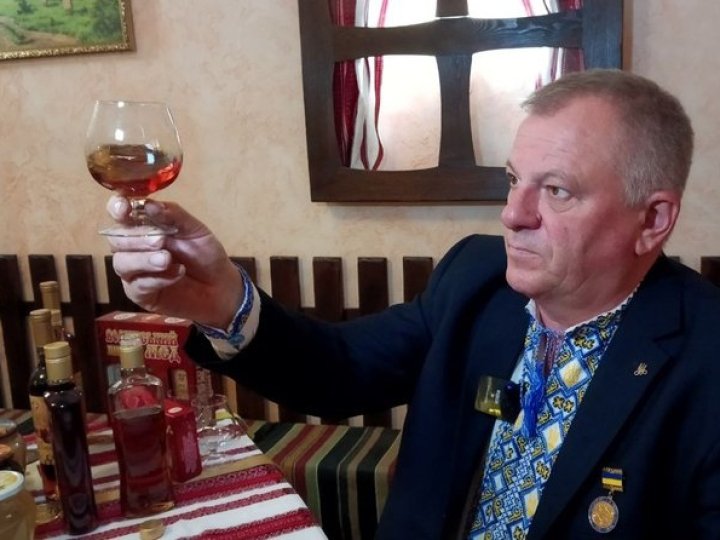 Пасічник з Луцька, питний мед якого визнали найкращим у світі, поділився рецептом напою