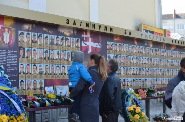 У Луцьку відкрили оновлений фотостенд пам'яті загиблих волинян. ФОТО