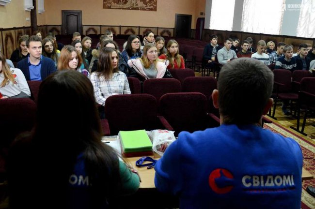 Луцькі школярі взяли участь в ток-шоу з антиреклами наркотиків. ФОТО