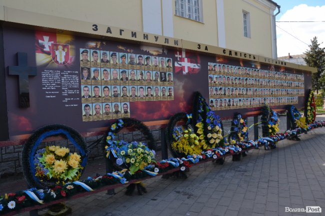 За Стелою Героїв у Луцьку не доглядають, - атовець