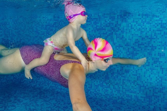 Як малюки пірнають під воду: світлини волинської фотографки