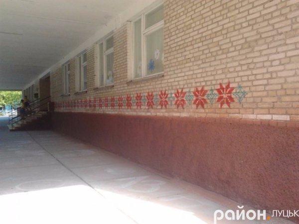 Луцькі старшокласники розмалювали «вишиванкою» школу. ФОТО