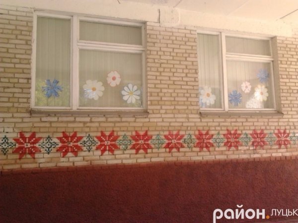 Луцькі старшокласники розмалювали «вишиванкою» школу. ФОТО