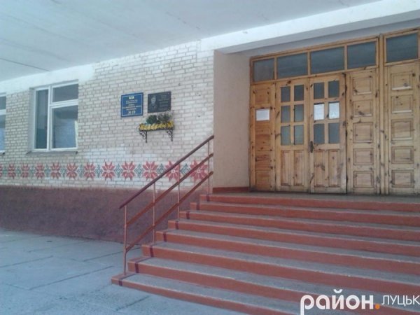 Луцькі старшокласники розмалювали «вишиванкою» школу. ФОТО