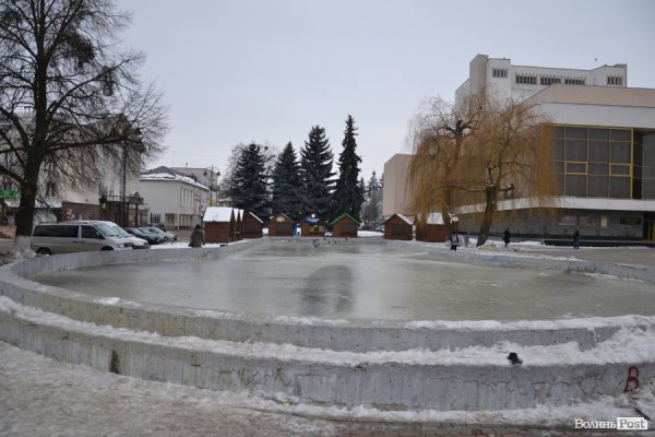 У центрі Луцька залили ковзанку