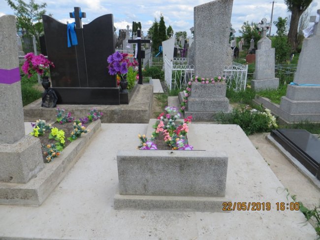 Під Луцьком «антихристи» крадуть хрести з могил. ФОТО