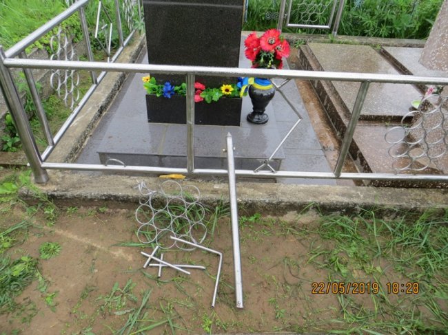 Під Луцьком «антихристи» крадуть хрести з могил. ФОТО