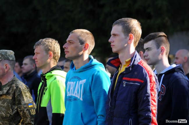 До армії урочисто відправили майже сотню юнаків з Волині. ФОТО