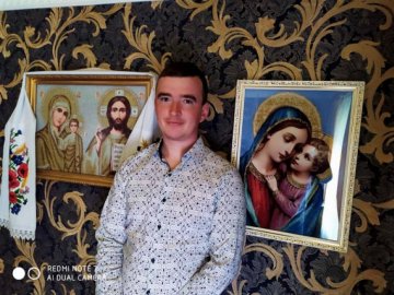 Чоловік з Волині вишиває бісером картини та ікони. ФОТО