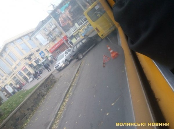 У центрі Луцька зіткнулися маршрутка і легковик. ФОТО