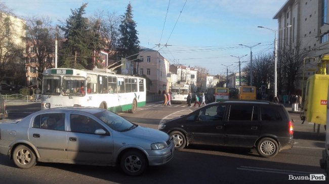 У центрі Луцька – затор із тролейбусів. ФОТО
