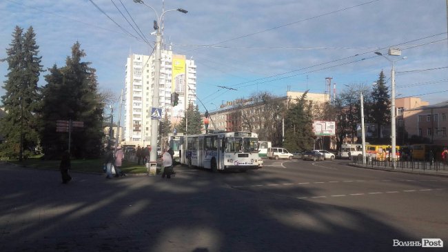У центрі Луцька – затор із тролейбусів. ФОТО
