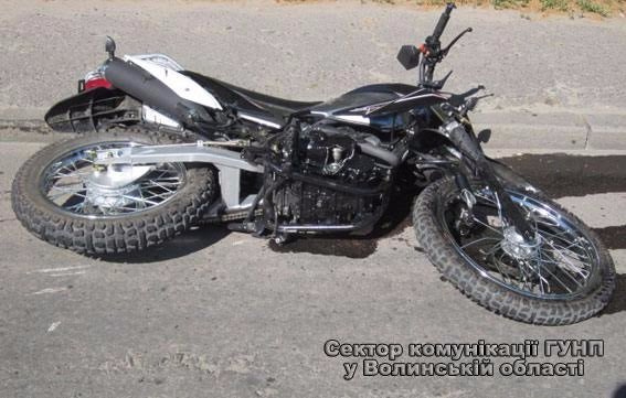 У Володимирі зіткнулись мотоцикл та автомобіль: є постраждалі. ФОТО