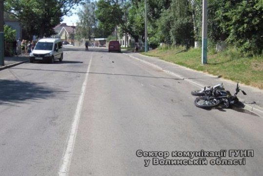 У Володимирі зіткнулись мотоцикл та автомобіль: є постраждалі. ФОТО