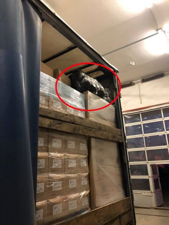 Через «Ягодин» поляк хотів незаконно провезти одяг як засоби гігієни. ФОТО