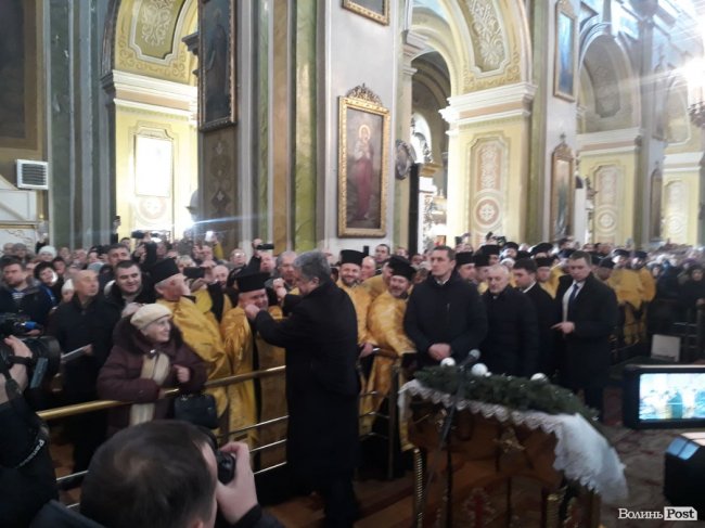 Президент з лучанами моляться за Україну. ОНОВЛЮЄТЬСЯ. ФОТО. ВІДЕО