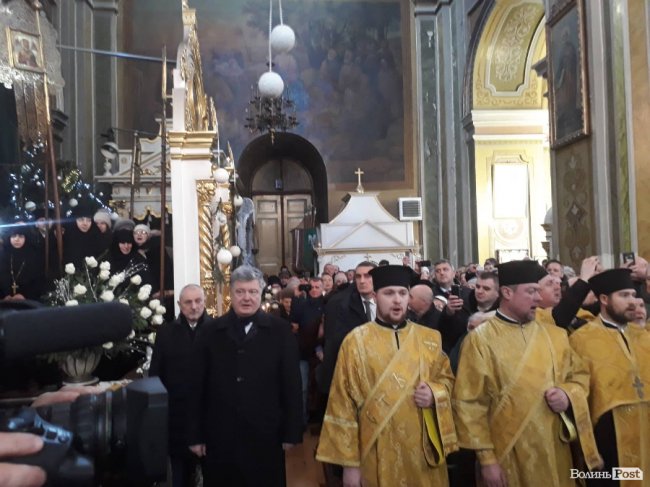 Президент з лучанами моляться за Україну. ОНОВЛЮЄТЬСЯ. ФОТО. ВІДЕО