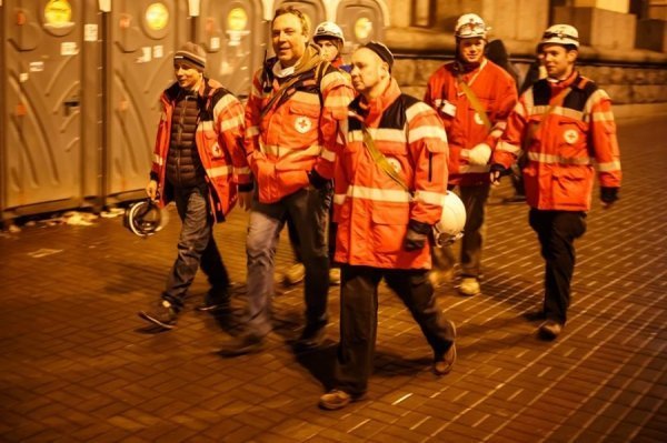 Ніч на Майдані в очікуванні штурму. ФОТО