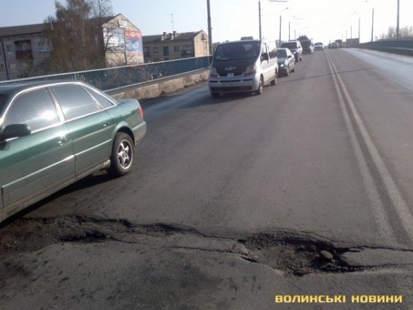 У Луцьку - аварія на мосту. ФОТО